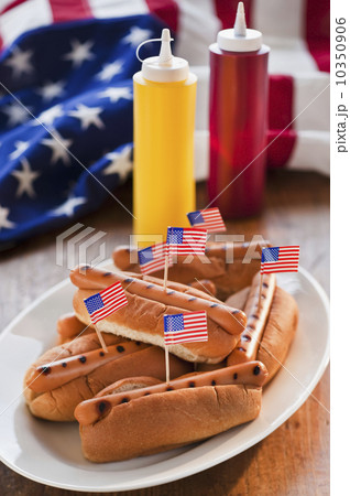 American flags in hot dogs 10350906