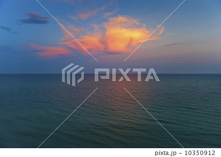 Ocean and clouds 10350912