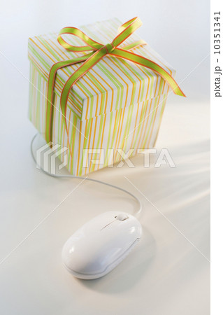Gift and computer mouse Gift and computer mouse 10351341