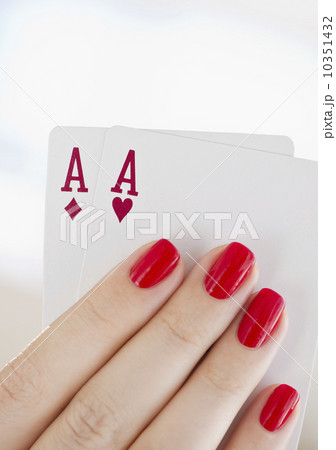 Hand holding a pair of aces 10351432