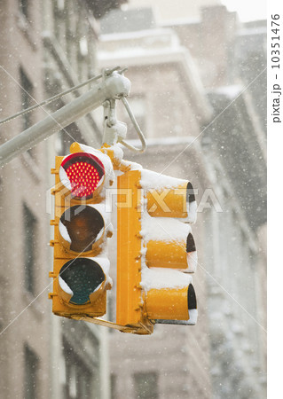 USA, New York, New York City, Snow covered traffic lights 10351476