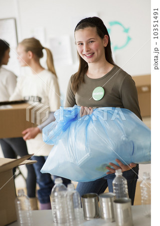 Volunteers recycling 10351491