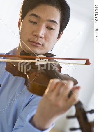 Man playing a violin 10351640