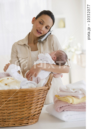Multi-tasking mother 10352077