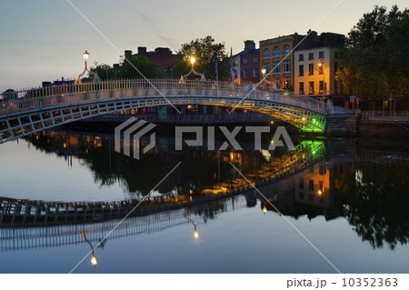 Ha'penny bridge and River Liffey at night 10352363
