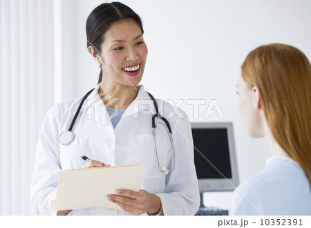 Doctor talking to patient 10352391