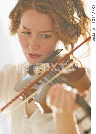 Woman playing violin 10352833