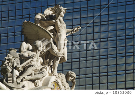 USA, New York City, Sculpture on top of Grand Central Station facade USA, New York City, Sculpture on top of Grand Central Station facade 10353030