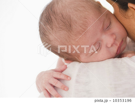 Baby sleeping on mother's shoulder 10353196