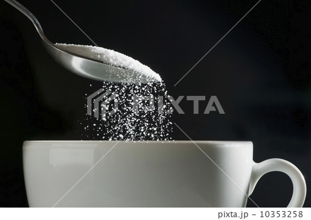 Studio shot of sugar poured into coffee cup 10353258