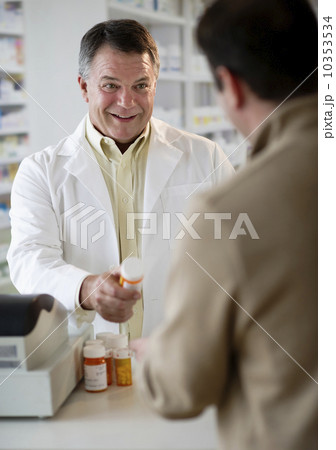 USA, New Jersey, Jersey City, Pharmacist selling medication in pharmacy USA, New Jersey, Jersey City, Pharmacist selling medication in pharmacy 10353534