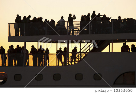 USA, New York City, Silhouette of passengers on tourboat 10353650