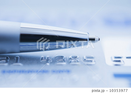 Ballpoint pen on credit card, studio shot 10353977