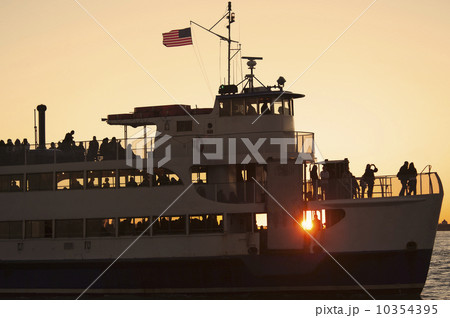 USA, New York City, Silhouette of passengers on tourboat USA, New York City, Silhouette of passengers on tourboat 10354395