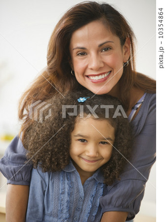 USA, New Jersey, Jersey City, portrait of smiling mother and daughter (6-7)  10354864