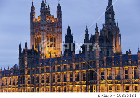 United Kingdom, London, Houses of Parliament illuminated at dusk 10355131