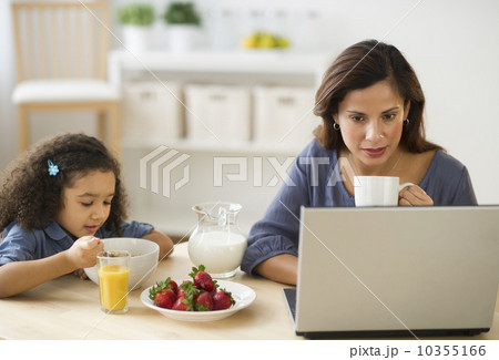 USA, New Jersey, Jersey City, mother and daughter (6-7) during breakfast 10355166
