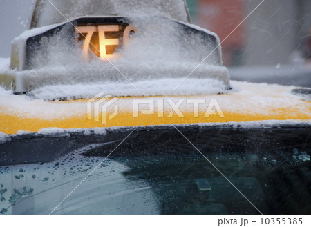 USA, New York City, Taxi roof covered with snow 10355385