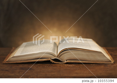 Close-up of open book 10355394