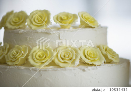 Close-up on wedding cake decorated with flowers 10355455