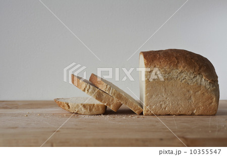 Close up of bread slices on cutting board 10355547