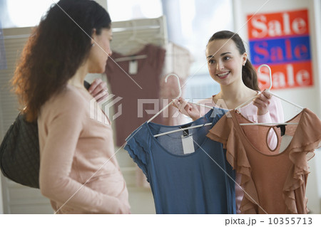 Mother with teenage girl (14-15) shopping 10355713