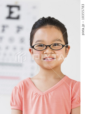 Girl (6-7) at eye exam 10355783