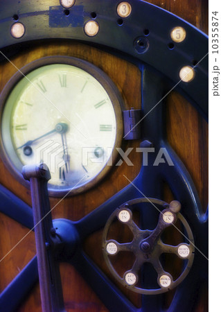Antique clock 10355874