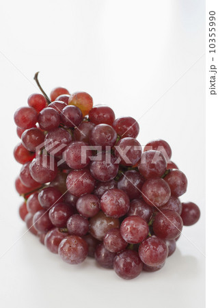 Fresh red grapes on white background 10355990