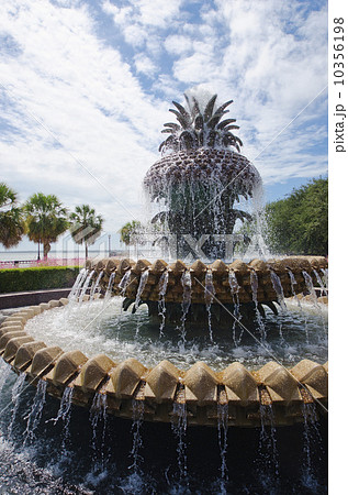 USA, South Carolina, Charleston, Waterfront Park, Pineapple Fountain 10356198
