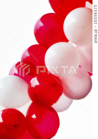 Red and white balloons on white background, studio shot 10356375