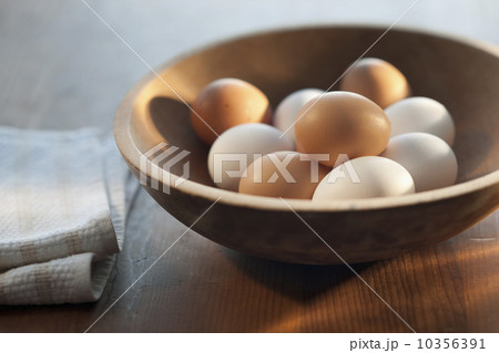 Bowl of raw eggs on table 10356391