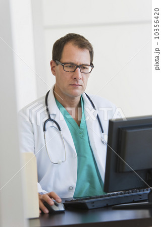 Doctor using computer 10356420