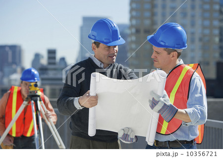 USA, New Jersey, Jersey City, construction workers reading blueprint USA, New Jersey, Jersey City, construction workers reading blueprint 10356721