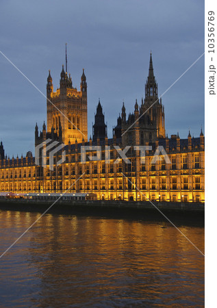 United Kingdom, London, Houses of Parliament illuminated at dusk United Kingdom, London, Houses of Parliament illuminated at dusk 10356769