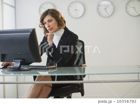 USA, New Jersey, Jersey City, businesswoman working at desk in office 10356792