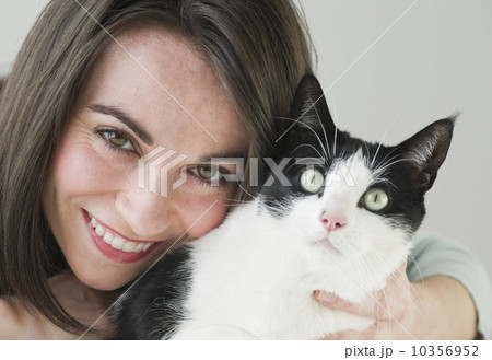 Portrait of woman hugging cat 10356952
