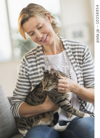 Portrait of woman holding cat 10356954