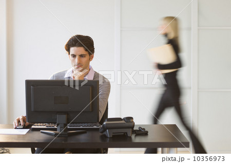 Businesspeople in office Businesspeople in office 10356973