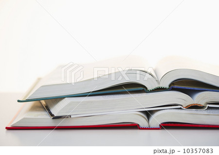 Studio shot of open books 10357083