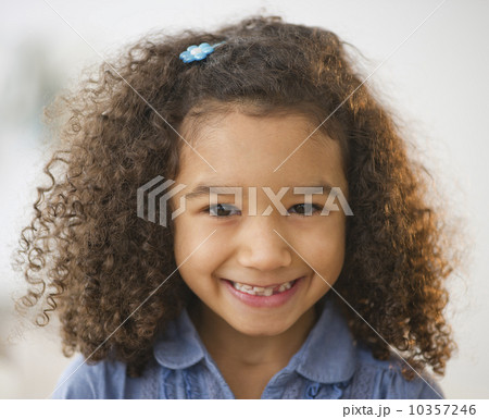 USA, New Jersey, Jersey City, portrait of smiling girl (6-7) with afro 10357246