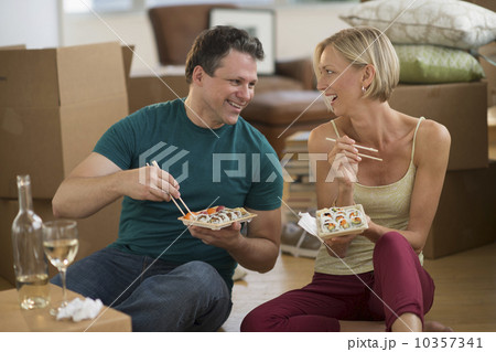 Couple eating sushi in new home Couple eating sushi in new home 10357341