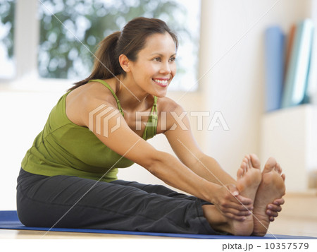 Mid adult woman training with dumbbell 10357579