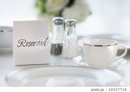 Close up of place setting with reserved sign 10357716