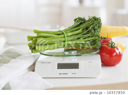 USA, New Jersey, Jersey City, fresh vegetables on weight scale 10357850