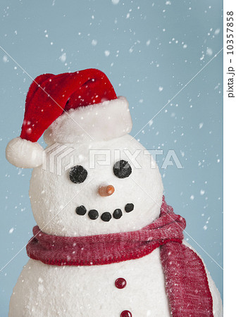 Studio shot of snowman wearing Santa hat 10357858