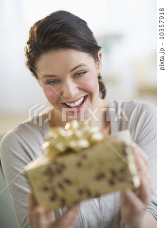 USA, New Jersey, Jersey City, young woman holding gift USA, New Jersey, Jersey City, young woman holding gift 10357918