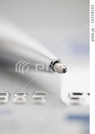 Detail of credit card with ballpoint pen, studio shot 10358102