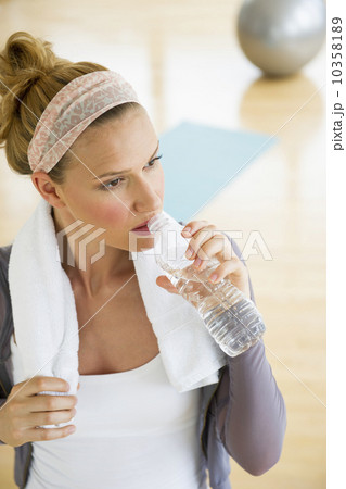 Woman in gym drinking water Woman in gym drinking water 10358189