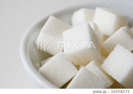 Studio shot of sugar cubes in bowl 10358275